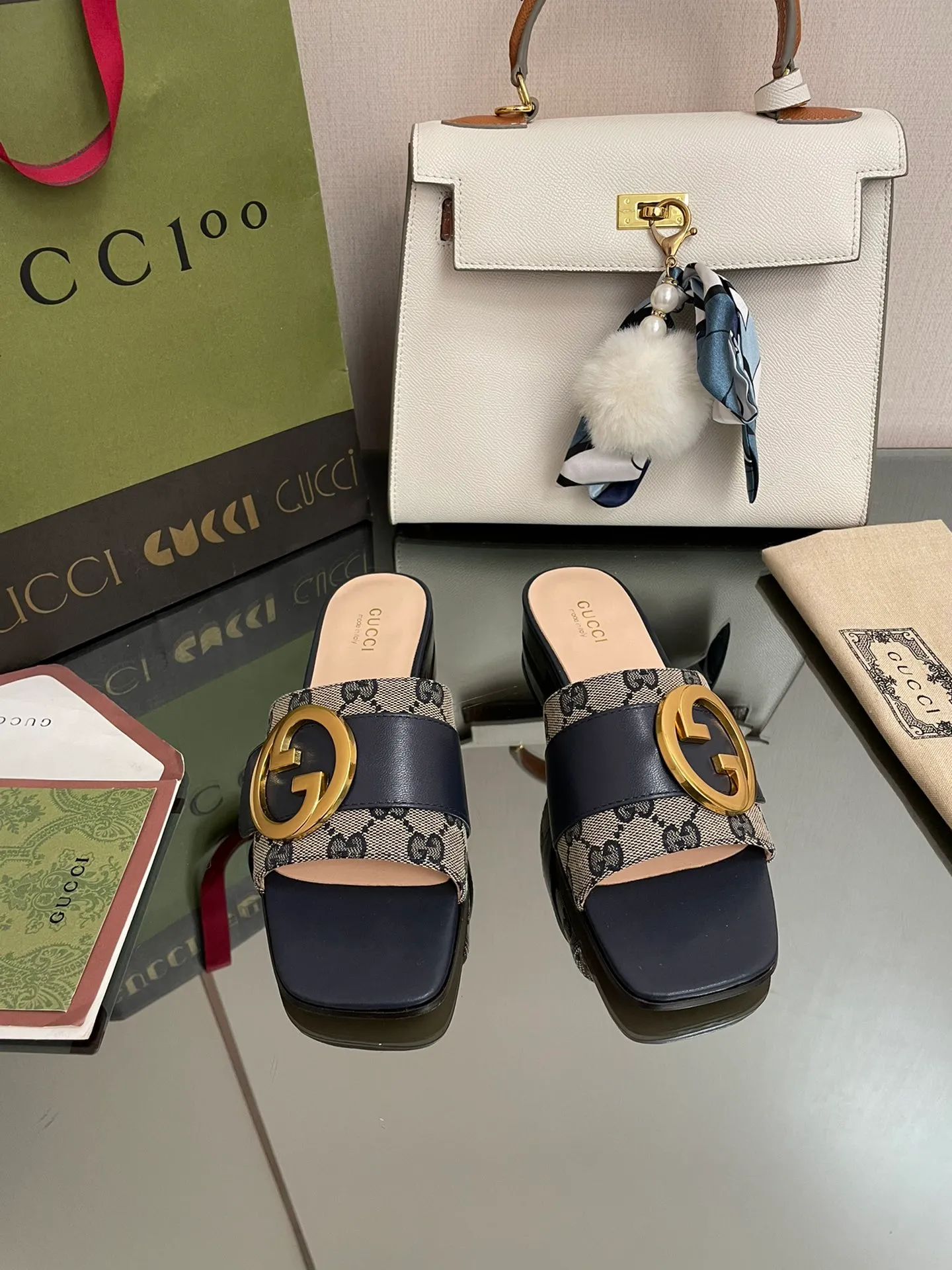 👟👟Ex-factory price👟👟Ex-factory price👟👟Ex-factory price 440👟👟 GuCCl high-end boutique 2024 round interlocking double GG new sandals, original and original quality! Every detail has been carefully crafted and can be compared with ZG, no second quality!  Fabric: Original customized waxed leather Hardware: Dongguan Dachang mold-opening hardware round interlocking double G buckle Lining/foot pads: High-end custom sheepskin lining Heel height: 1.0CM Outsole: Italian genuine leather sole Size: 35-41 (40 41 customized, non-returnable) Original high-end packaging!  The GucCi Blondie series made its debut in Los Angeles during the "Gucci March of Love" series of fashion shows, showing its outstanding charm on the star-studded Hollywood Walk of Fame. The new series echoes the style shown in the recent series, blending retro aesthetics and modern fashion to integrate different eras! The monogram pattern of the brand founder comes from the archive design of the 1970s, vividly interpreting this mid-heeled shoe💋👏 ●Circular interlocking Double G details. Flat heel ●1.0 cm heel height ●Italian creation Green full set of high-end original packaging